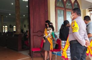 Ibadah Minggu Pada Gereja Santo Matias Saumlaki Dengan Menerapkan Protokol Kesehatan Cegah Covid 19