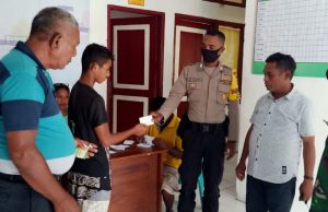 Bhabinkamtibmas & Babinsa Sinergis Dalam Pam Penyaluran Bantuan Token Pulsa Listrik Pada Desa Lauran