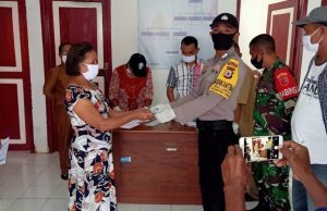 Bhabinkamtibmas Desa Lauran Kawal Dan Pam Pembagian BLT