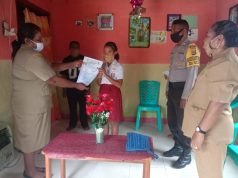 Bhabinkamtibmas Desa Matakus Kawal Sekaligus Pam Pembagian Hasil Kelulusan Sekolah Tingkat SD