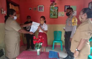 Bhabinkamtibmas Desa Matakus Kawal Sekaligus Pam Pembagian Hasil Kelulusan Sekolah Tingkat SD