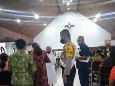 Bhabinkamtibmas Kawal & Pam Ibadah Minggu Pada Gereja Ratu Rosario Suci Olilit Timur