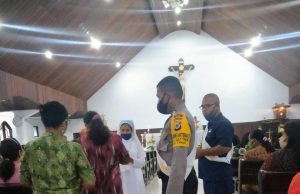Bhabinkamtibmas Kawal & Pam Ibadah Minggu Pada Gereja Ratu Rosario Suci Olilit Timur