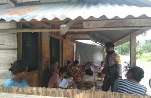Sambangi Warga Yang Duduk Dipinggir Jalan,Bhabinkamtibmas Desa Sangliat Krawain Sampaikan Pengertian New Normal