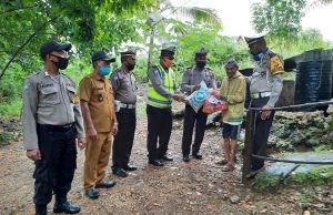 Sambut Hari Bhayangkara Ke 74, Bhabinkamtibmas Desa Sifnana Bersama Jajaran Sat lantas Polres MTB Berbagi Kasih