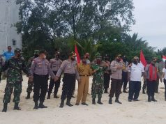 Songsong hari bhayangkara ke-74 Kapolres MTB kibar dan tancap bendera Merah putih di Pulau terluar Desa Eliasa Kecamatan Selaru