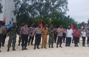 Songsong hari bhayangkara ke-74 Kapolres MTB kibar dan tancap bendera Merah putih di Pulau terluar Desa Eliasa Kecamatan Selaru