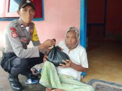 Bhabinkamtibmas Desa Waturu Bagikan Bansos Bapak Kapolri Kepada Warga Terdampak Covid 19