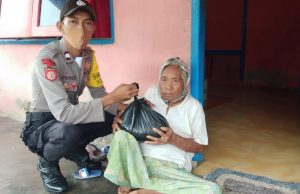 Bhabinkamtibmas Desa Waturu Bagikan Bansos Bapak Kapolri Kepada Warga Terdampak Covid 19