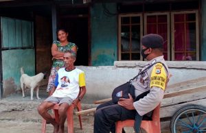 Kegiatan Door to door sistem dilakukan Bhabinkamtibmas Adodo Molu untuk menyampaikan Adaptasi Kebiasaan Baru