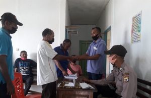 Brigpol A. Louhenapessy Amankan Giat Pembagian BLT di Desa Waturu
