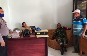 Bhabinkamtibmas Kelurahan Saumlaki bersama Babinsa Kawal Pembagian BST