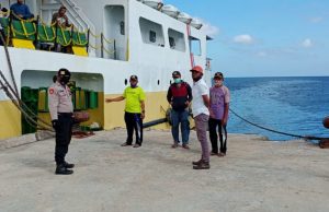 Bhabinkamtibmas Adodo Malu bersama Gugus Tugas Amankan Penumpang Kapal KM. Sabuk 34