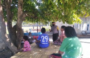 Giat Door To Door Sistem, Bhabinkamtibmas Amdasa Kunjungi Beberapa Warga dan Sampaikan Binluh Adaptasi Kebiasaan Baru