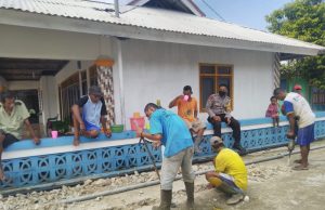 Sambangi Para Pekerja Pipa Air Bersih, Bhabinkamtibmas Amdasa Sampaikan Adaptasi Kebiasaan Baru