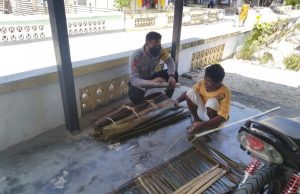 Bhabinkamtibmas Amdasa Sosialisasikan Adaptasi Kebiasaan Baru kepada Warga Desa