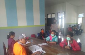 Bhabinkamtibmas Amdasa bersama Linmas amankan Giat Pembagian BST