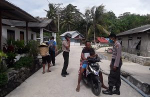 Bhabinkamtibmas Arma Giat Sambang dan Ajak warga patuhi Protokol Kesehatan Covid-19