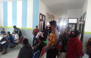 Bhabinkamtibmas dan Babinsa Atubul Dol amankan pembagian BST