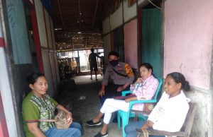 Kunjungi Bapak Longginus Rumfaan, Bhabinkamtibmas Atubul Dol ajak Patuhi Protokol Covid-19