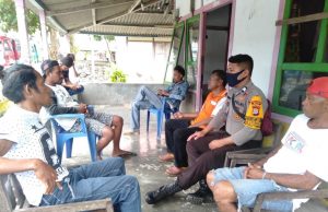 Sambangi Bapak Matias Snyompwain Bhabinkamtibmas Atubul Dol himbau Jaga jarak