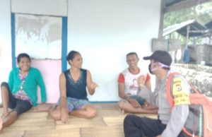 Ajak Patuhi Protokol Kesehatan Covid-19, Bhabinkamtibmas Awear lama sambangi Ibu Koleta Wermasubun
