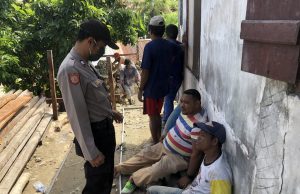 Sambangi warga di rumah Ibu Falentina Saka, Bhabinkamtibmas Ceritakan Penerapan New Normal