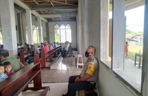 Bhabinkamtibmas Bomaki Amankan Ibadah Misa di Gereja St. Paulus Bomaki