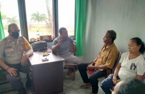 Bhabinkamtibmas dan Babinsa Bomaki Menyelesaikan Masalah Antara Bapak Agustinus Fadirsyair dan Saudaranya