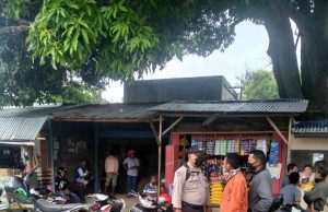 Sambangi warga di Depan Kios, Bhabinkamtibmas Bomaki sampaikan “Adaptasi Kebiasaan Baru”