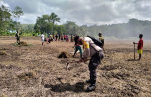 Bhabinkamtibmas Bomaki sampaikan pesan-pesan Kamtibmas pada warga