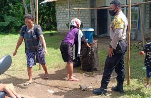 Sambangi IRT di Desa, Bhabinkamtibmas Ilngei Ajak Bercocok Tanam