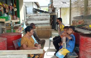 Kunjungi Bapak Krispinus, Bhabinkamtibmas Ilngei Ajak Patuhi Protokol Kesehatan Covid-19