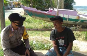 Bhabinkamtibmas Kabiarat Sambangi Saudara Bosko Nusatjasi dan Sampaikan Binluh Adaptasi Kebiasaan Baru