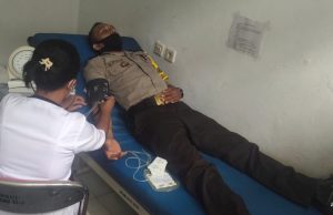 Kegiatan Kemanusiaan Transfusi Darah oleh Bhabinkamtibmas Kabiarat kepada Bapak Finsen Rahanwatty