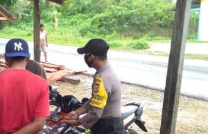 Bhabinkamtibmas Kabiarat Giat Binluh New Normal pada Warga di Jalan Trans