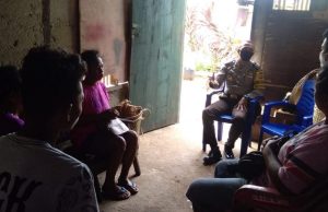 Giat Kunjungan Bhabinkamtibmas Kabiarat sampaikan Adaptasi Kebiasaan Baru kepada Warga