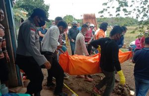Bhabinkamtibmas Kelurahan Saumlaki dan Tim Identifikasi Polres MTB Giat Evakuasi Penemuan Mayat