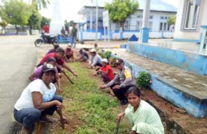 Bhabinkamtibmas Latdalam bersama Pemdes dalam Giat Jumat Bersih