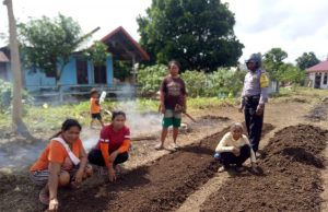 Bhabinkamtibmas Latdalam Sambangi Ketua TP. PKK dan Anggota di Kebun Percontohan