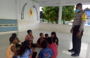 Sambangi Warga, Bhabinkamtibmas Latdalam Ajak Giat Bercocok Tanam
