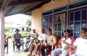 Bhabinkamtibmas Latdalam sambangi Keluarga Bapak Hans Manufuri bahas Adat Soa