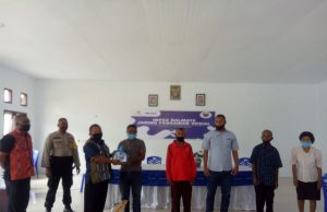 Bhabinkamtibmas Latdalam Hadiri dan Amankan Giat Pembagian Sembako Oleh LSM PITA