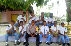 Bhabinkamtibmas Latdalam Giat Binluh Kepada beberapa Siswa SMA