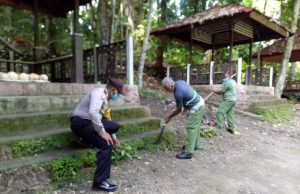Bhabinkamtibmas Latdalam bersama Pemdes Giat Bhakti di tempat Wisata Weturlely