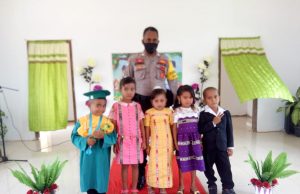 Bhabinkamtibmas Latdalam hadiri dan amankan Giat Wisuda Paud Desa Latdalam