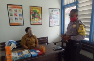 Bhabinkamtibmas Latdalam mengunjungi Pustu Latdalam dan sampaikan “Adaptasi Kebiasan Baru”