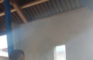 Bhabinkamtibmas Lelingluan Sambangi Bapak Otis Bilmaskosu dan Sampaikan Binluh Adaptasi Kebiasaan Baru