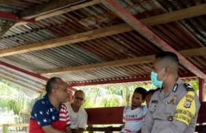 Kunjungi warga yang sementara bersantai, Bhabinkamtibmas Lermatang Sosialisasikan New Normal