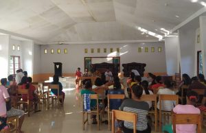 Bhabinkamtibmas Lermatang Amankan Pembagian BLT DD Tahap 2 dan Tahap 3.